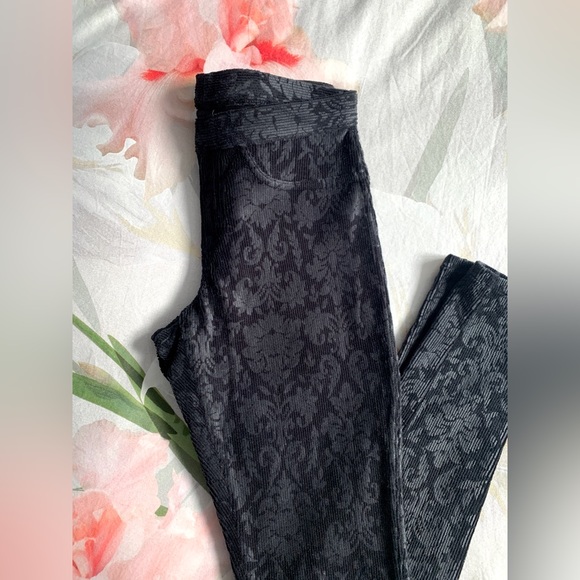 🌟PRICE DROP🌟 LIKE-NEW! HUE pretty black-on-black lace print CORDUROY LEGGINGS - Picture 3 of 5